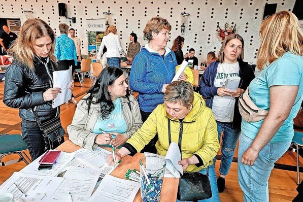 Oekraïense gevluchte vrouwen schrijven zich in Wieringerwerf voor werk in bij uitzendbureau AB Vakwerk.