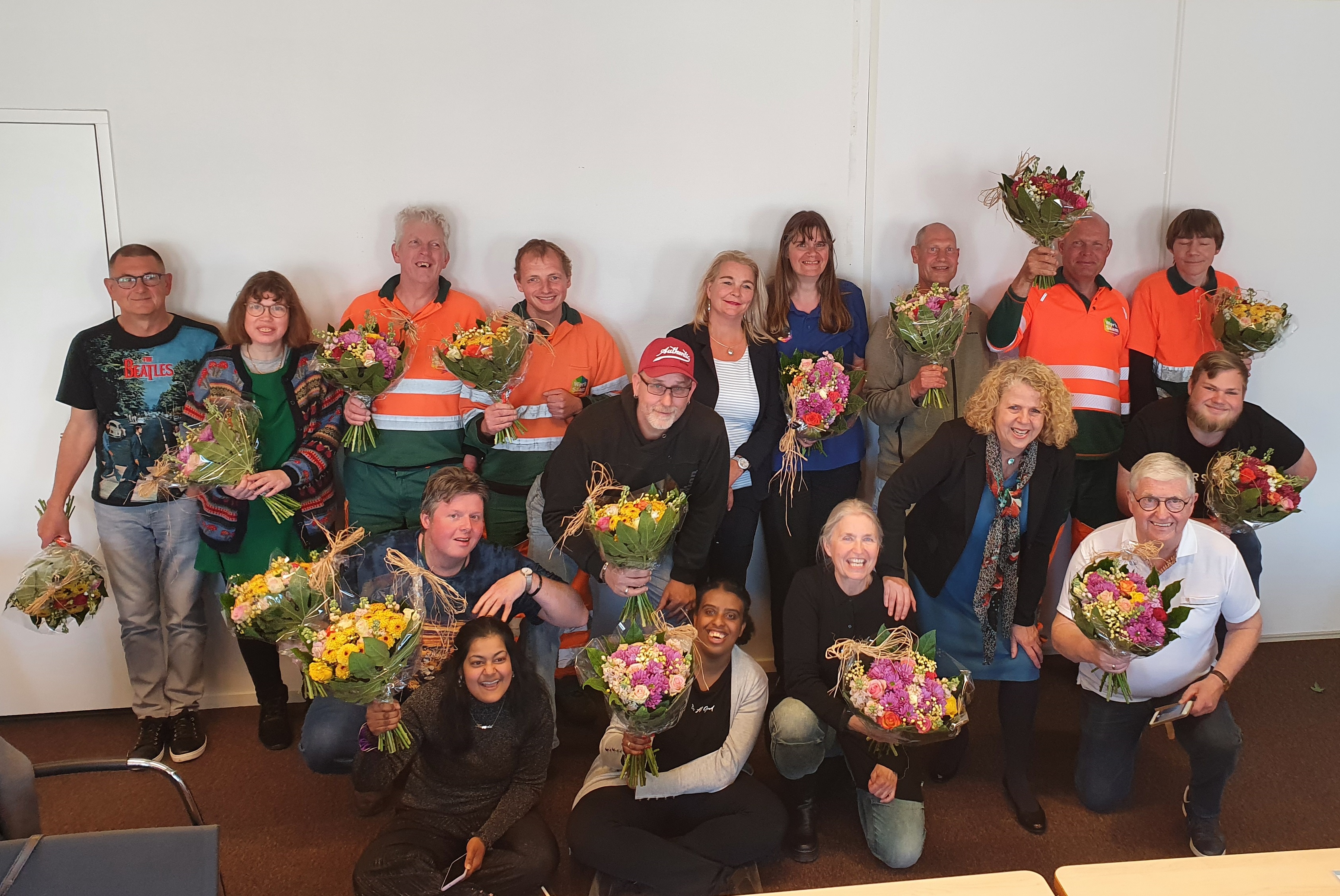 Foto WerkSaam-collega's met bloemen