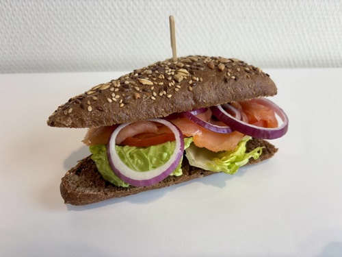 Foto broodje gerookte zalm