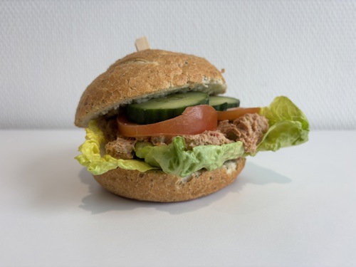 Foto volkoren bol tonijnsalade