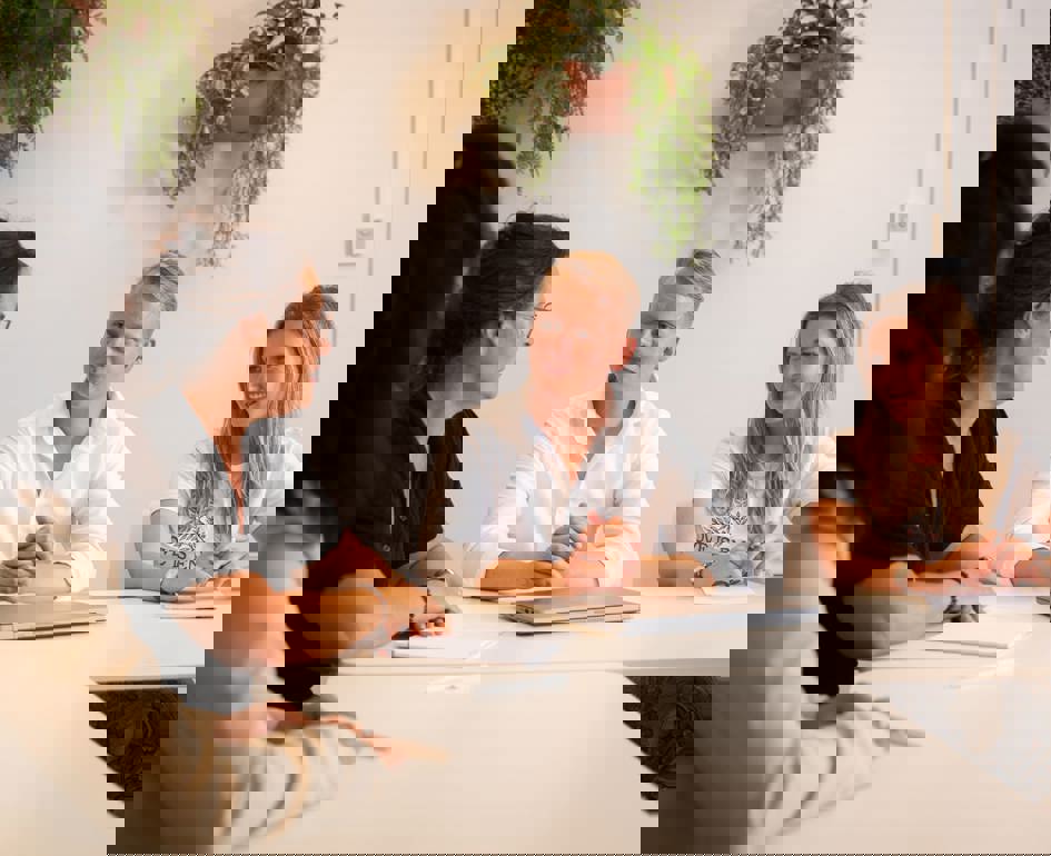 Vier mensen aan tafel in overleg