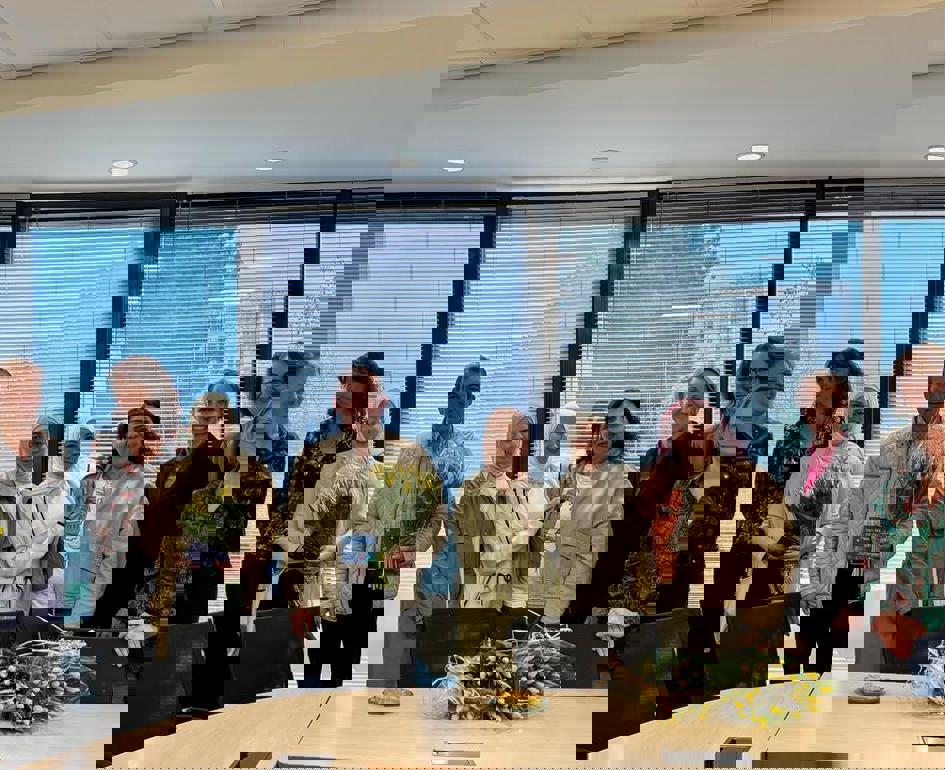 Foto van groep inburgeraars, coaches, consulenten en andere medewerkers die bij het feestelijke moment aanwezig waren. 