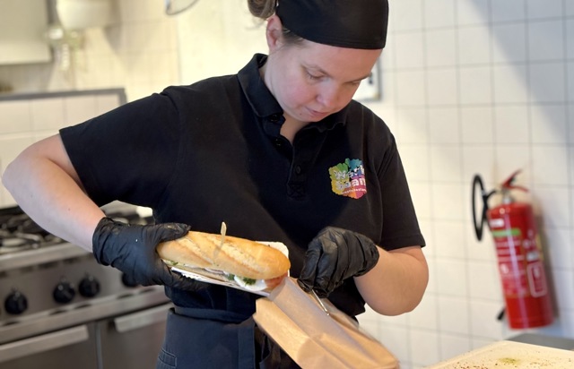 Vrouw maakt broodje klaar