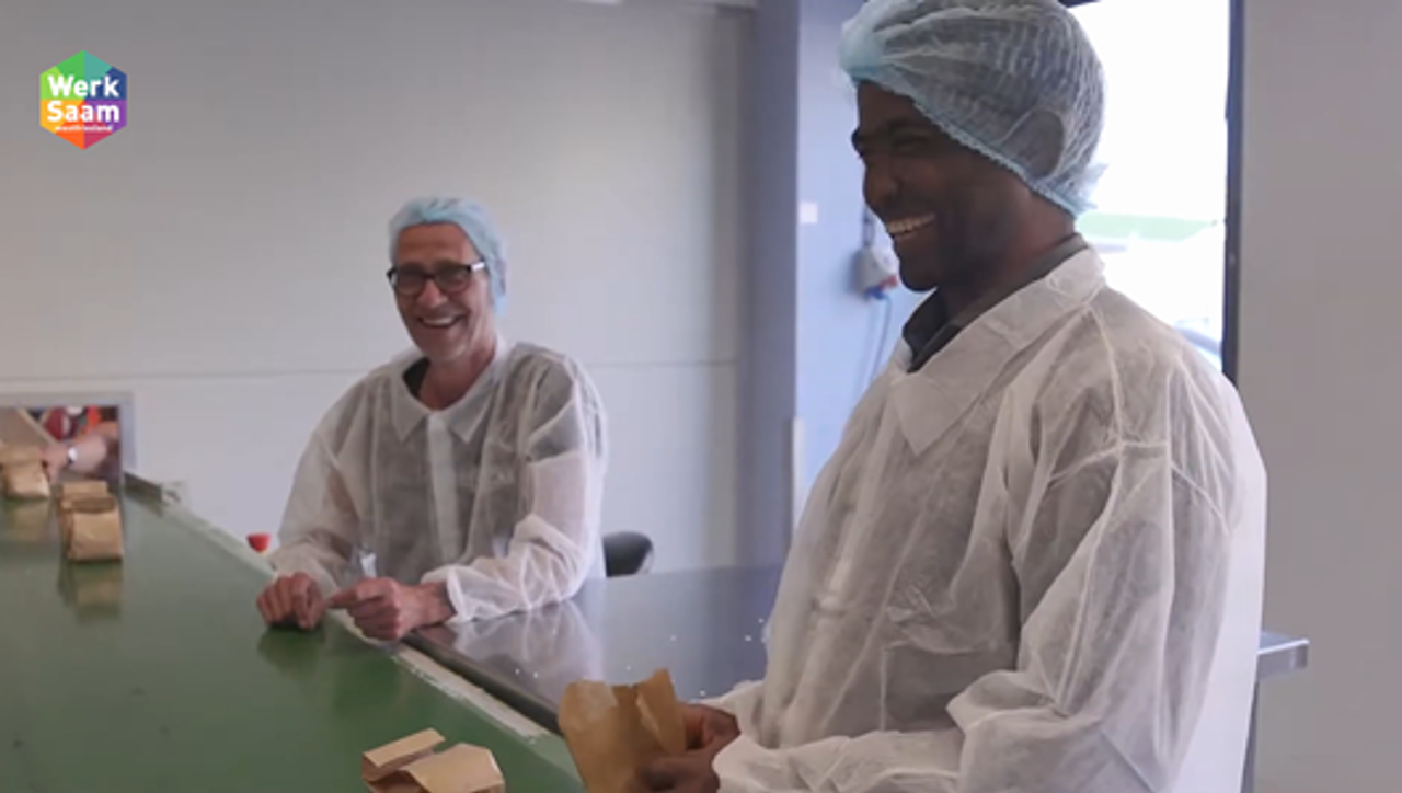 Twee collega's lachend aan het werk op de afdeling Food