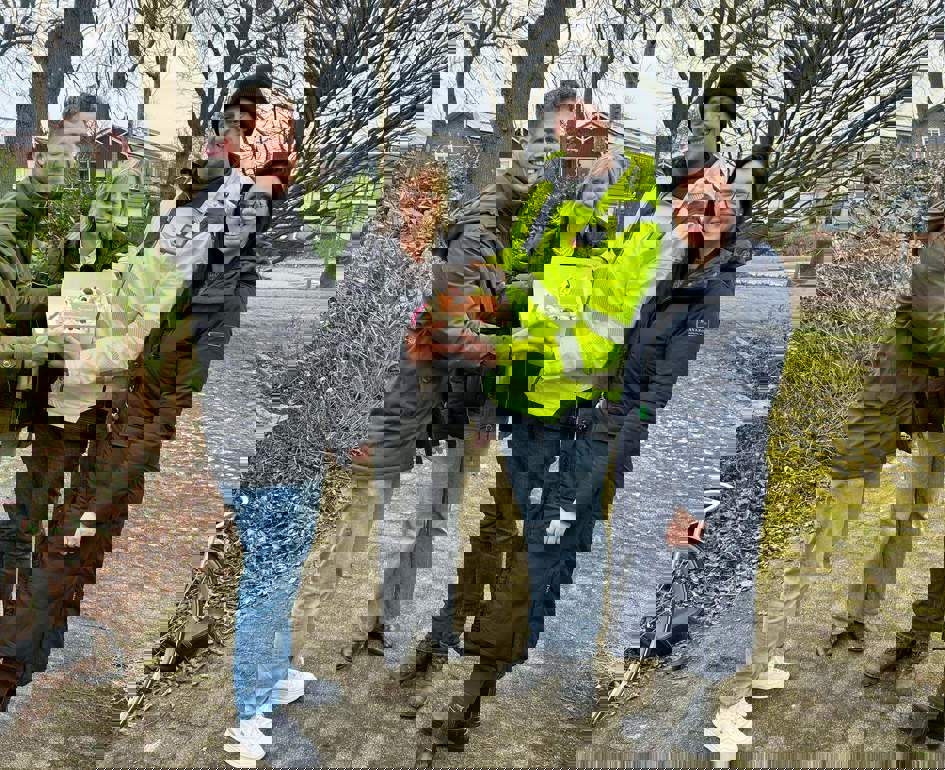 Fractieleden Joey Leeuwinga en Irma Rood met teamleider WerkSaam Tamara Saager Garcia en werknemer Martijn