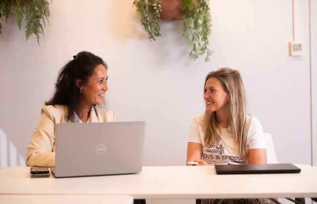 Twee Vrouwen Achter Laptop Op Kantoor