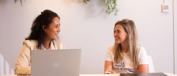 Twee Vrouwen Achter Laptop Op Kantoor