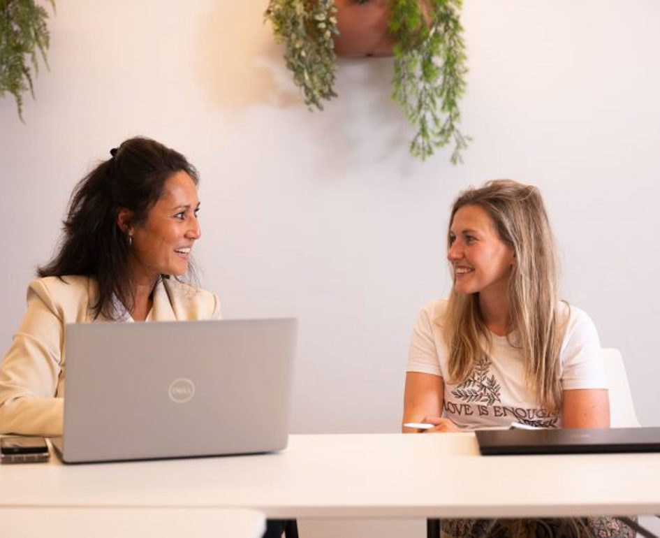 Twee vrouwen in gesprek