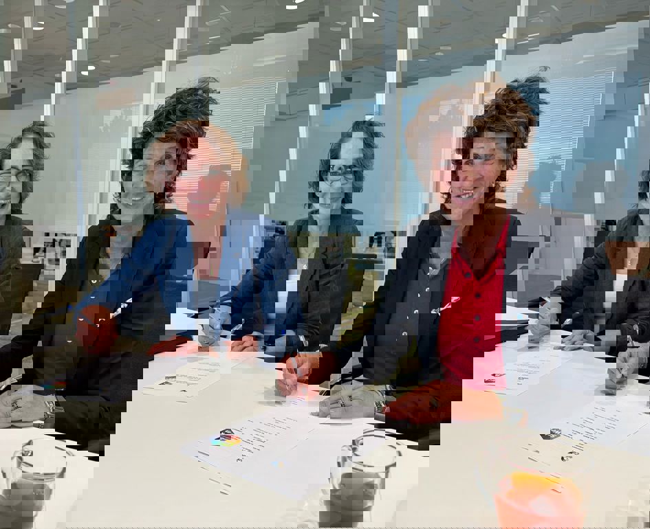 Foto van Danielle Gelinck en Renata Fideli die het convenant ondertekenen