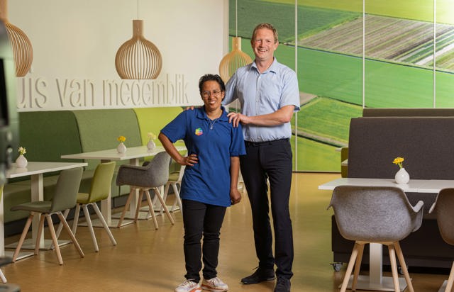 Medewerker actie put schoonmaken