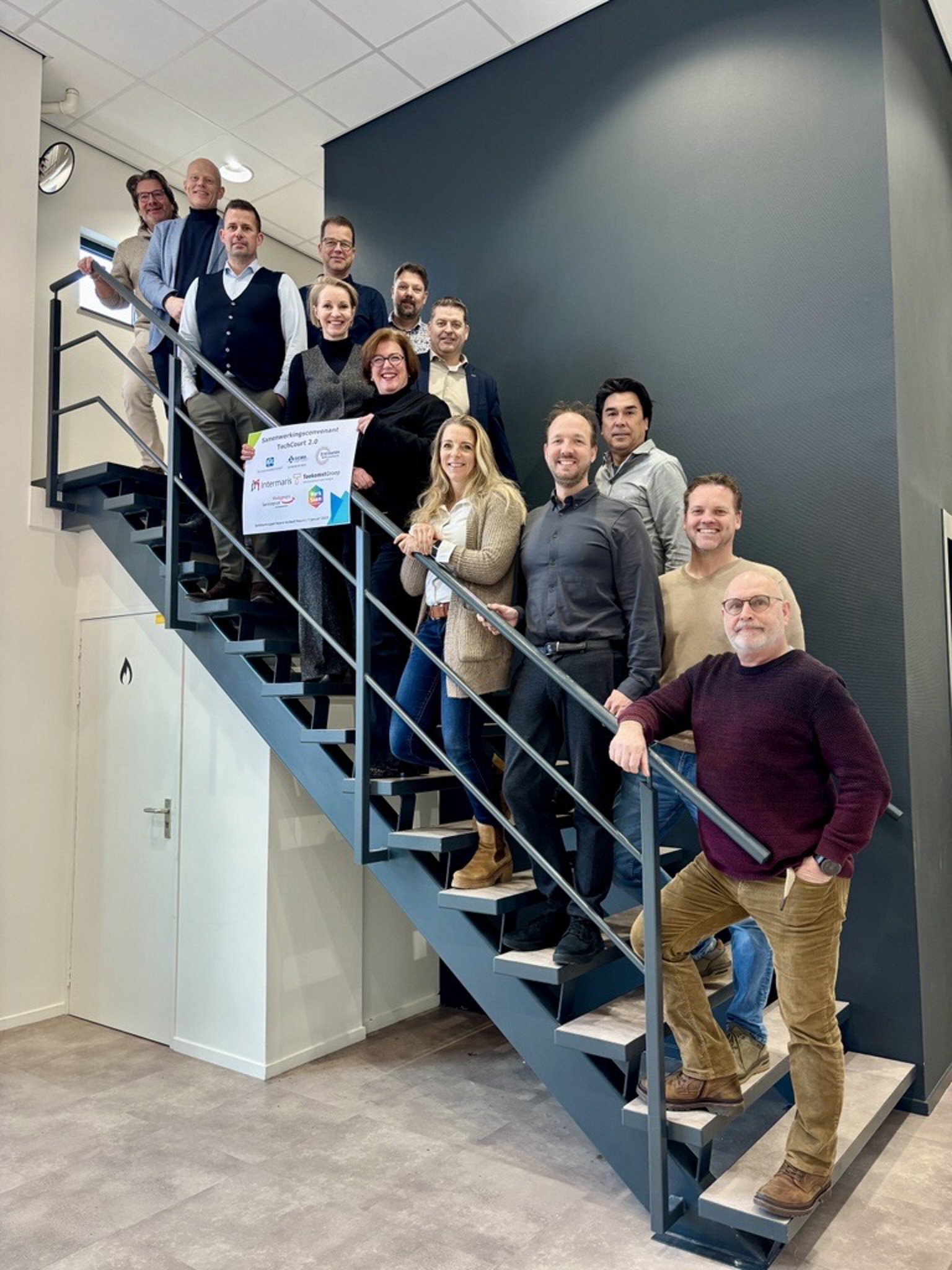 Groep ondertekenaars en samenwerkingspartners op de foto met het convenant